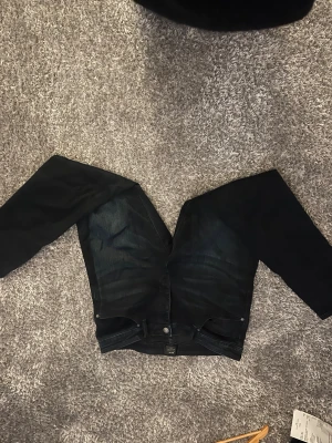 Marinblåa jeans från Neuw - Säljer ett par marinblåa jeans från Neuw med klassisk femficksdesign och diskret tvättade detaljer. Jeansen har normal midja och bra  passform hela vägen ner. Materialet är stretchigt och bekvämt, perfekt för en clean och stilren look. Nypris- 1100kr/mitt pris-350kr