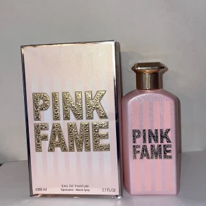 Pink Fame Eau de Parfum  - Pink Fame är en Eau de Parfum på 80 ml från Fragrance World endast  testad,  Topnoter kokosvatten, bergamott, Hjärtnoter heliotrope, jasmin basnoter bourbon vanilj, cashmir.. En söt fräsch vanilj parfym,  Den är väldigt lik Alien goddess. 
