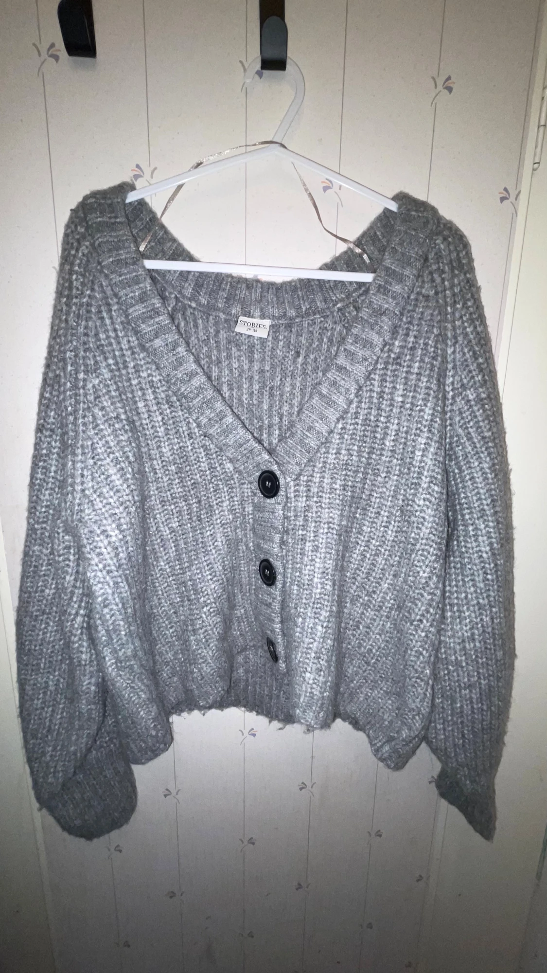 Grå stickad kofta från Stories S
