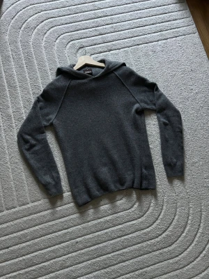 Oscar jacobson Kashmir hoodie - Grå kashmir hoodie från Oscar jacobson storlek m men passar s. grabben är 186. Fråga om ni har några funderingar priset går att diskutera 
