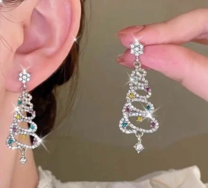 Glittriga julgransörhängen med stenar - Superfina örhängen i form av julgranar, täckta av glittriga stenar i silver med inslag av grönt, rött och gult. Örhängena har en stjärna upptill och en hängande sten längst ner, perfekta för att sticka ut under julen.