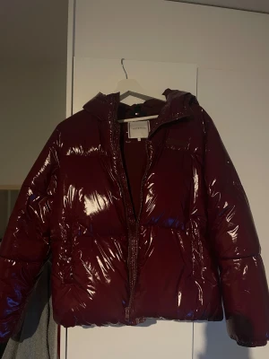 Vinröd Tommy Hilfiger jacka  - Super snygg och varm vinterjacka! 🤩Bara använd 1 säsong dvs 1 vinter. (Jackan e i topp form som ny) Storleken kan variera S/M 