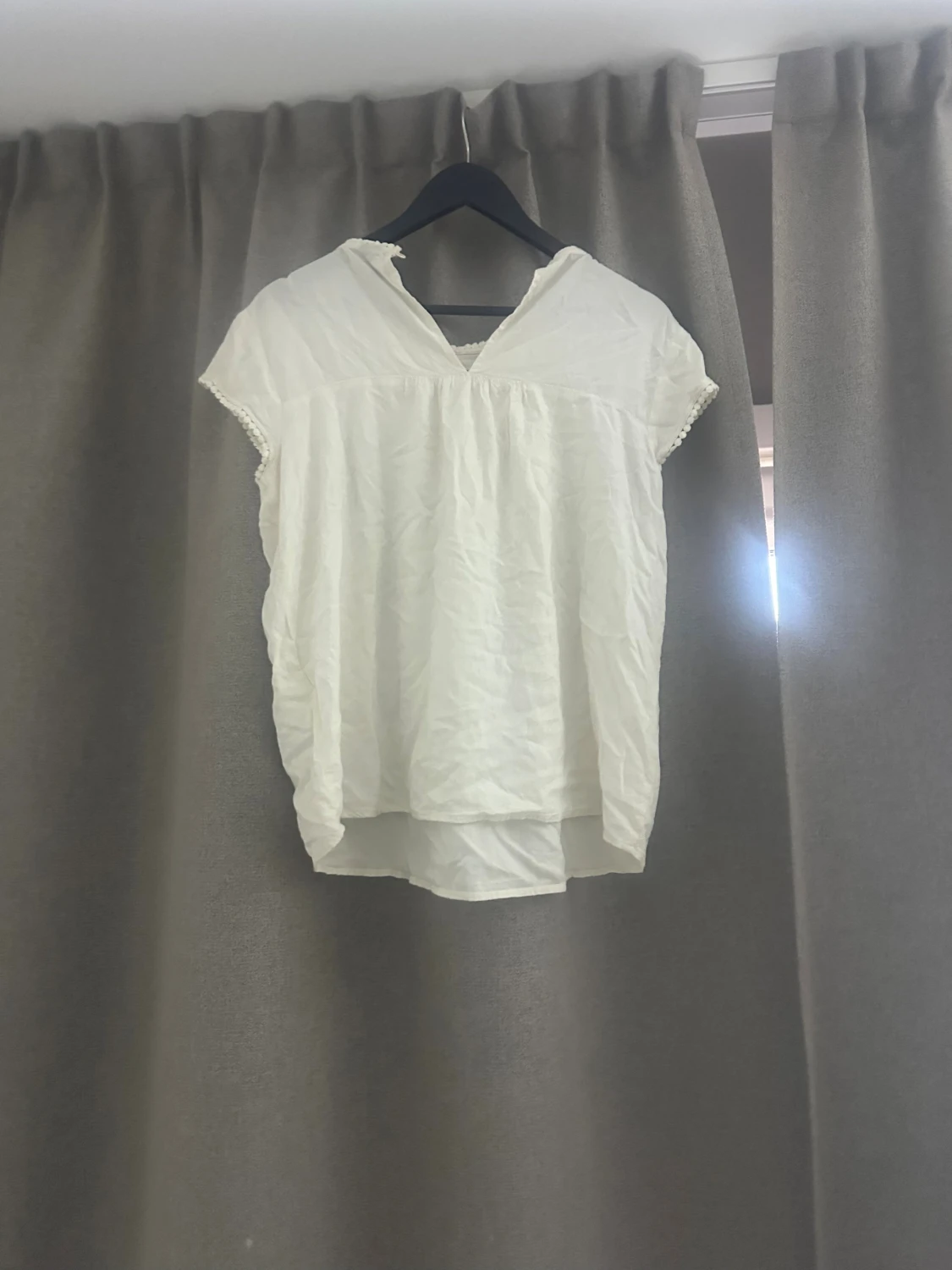 Vit blus med spetsdetaljer - 1