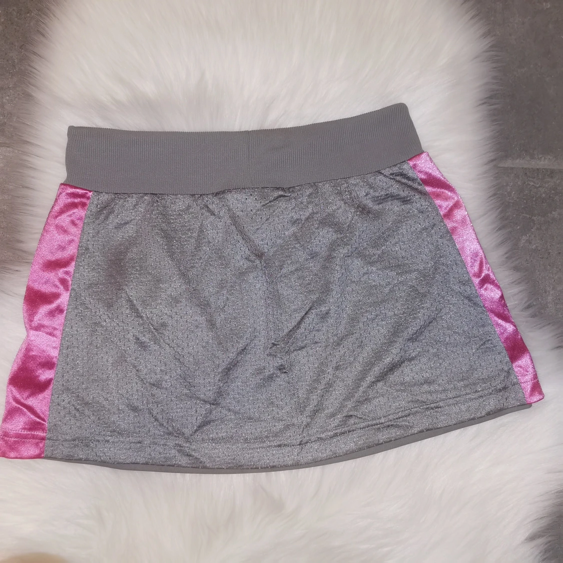 Grå och rosa sportig kortkjol från H&M, storlek XS - 3