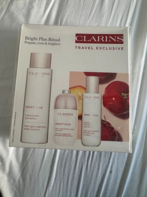 Clarins Bright Plus Ritual set - Säljer ett helt nytt gåvokit / reseset från Clarins Bright Plus-serien. Innehåller: 	•	Milky essence för mörka fläckar 	•	Mörk fläck-målade kosmetiska serum 	•	Emulsion / fukt-kräm för “dark spot targeting”  Perfekt för dig som vill prova Clarins Bleknings-/Lysterrutin till bra pris.  💵 Pris: 800 kr (eller bud) 📍 Kan hämtas i Malmö eller skickas med frakt 📦  