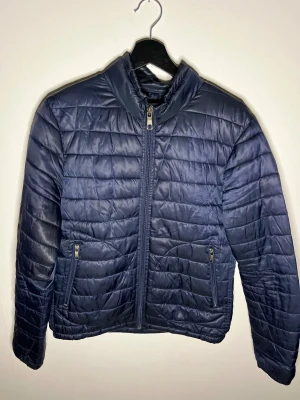 Zara Man jacka mörkblå - Mörkblå Zara Man jacka i mycket bra skick, pm vid intresse.