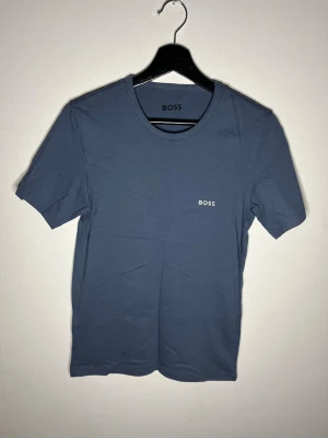 Oanvänt Boss t-shirt blågrå - Blågrå Boss t-shirt i ny skick, pm vid intresse.