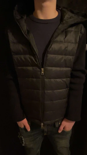 Svart moncler cardigan - Säljer nu mera min Moncler jacka. Personen på bilden är 165-170. Skriv vid funderingar.