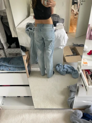 Weekday Arrow Low Straight Jeans ljusblå - Säljer ett par Weekday Arrow Low Straight Jeans i ljusblå tvätt. De har låg midja, raka ben och klassisk femficksdesign med knapp och dragkedja framtill. Jeansen är tillverkade i bomull och har en chill, loose passform som ger en avslappnad vibe. Använda 3 ggr