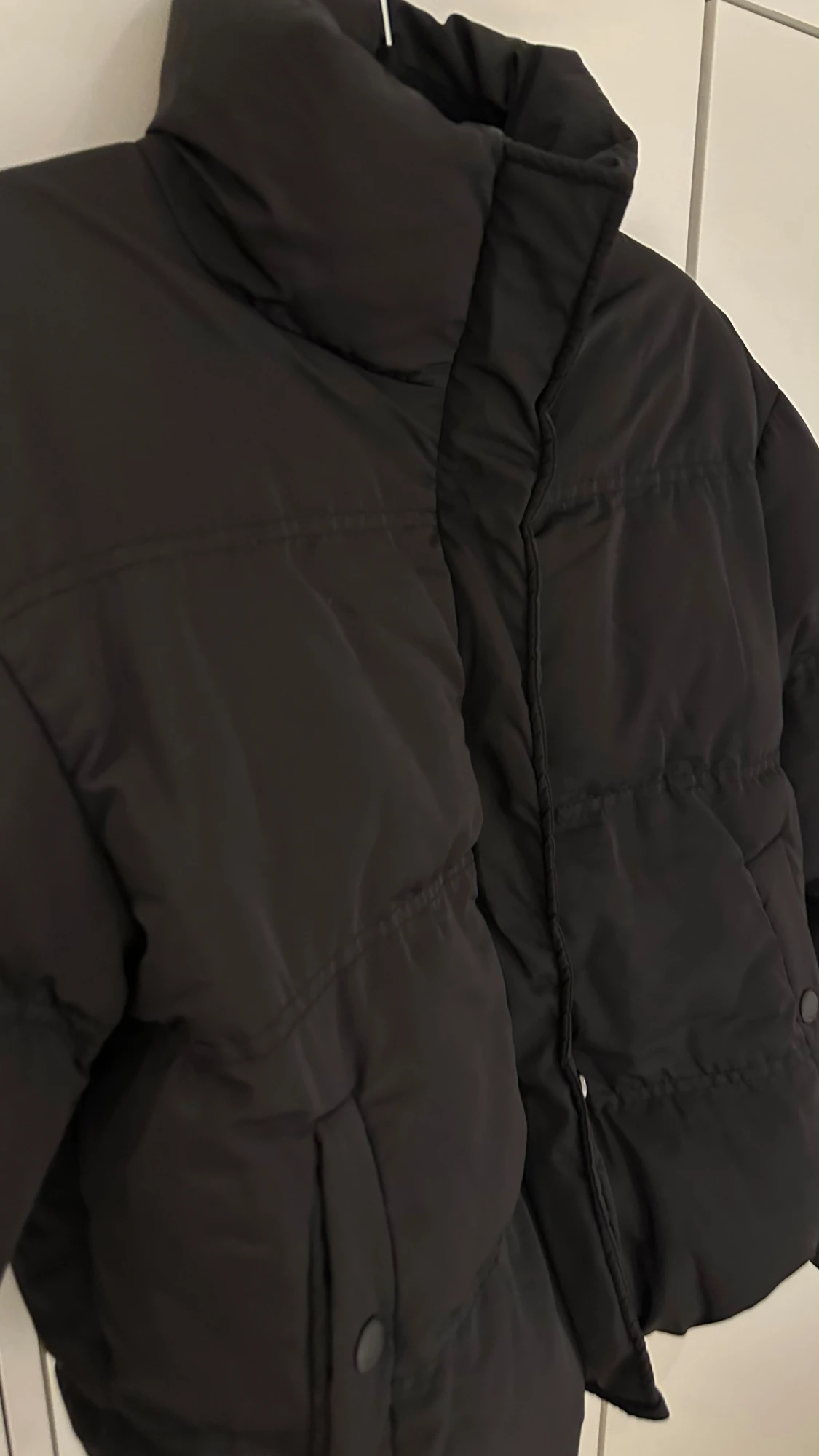 Svart pufferjacka med hög krage - 3