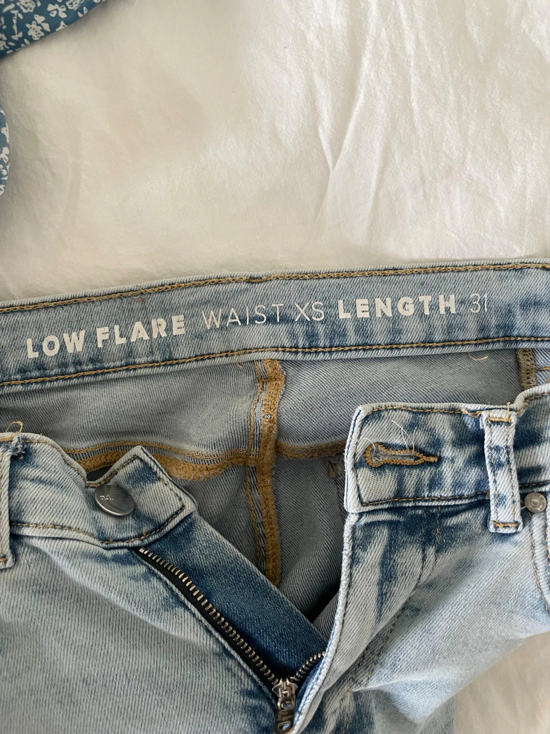 Ljusblå low flare jeans XS - 2