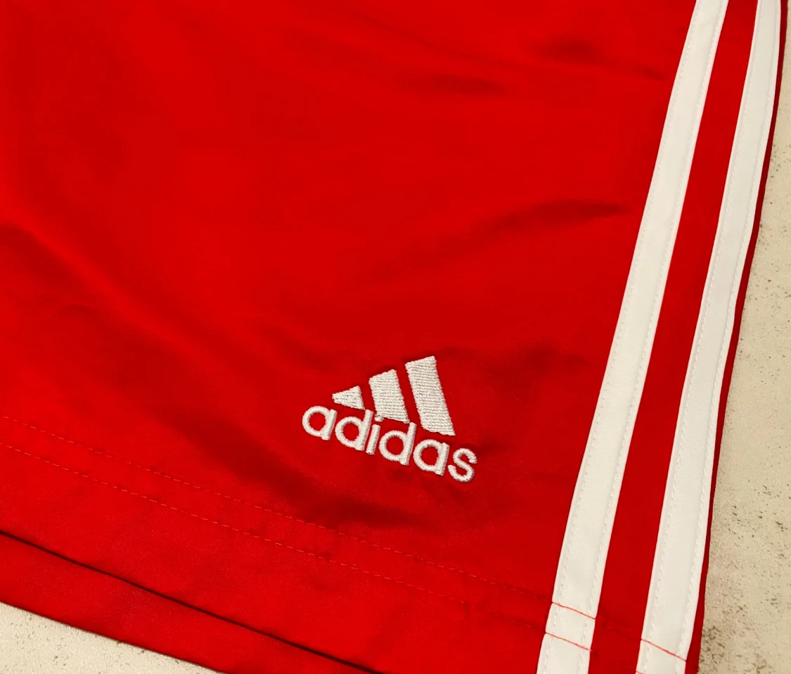 Röda Adidas shorts med vita ränder - 1