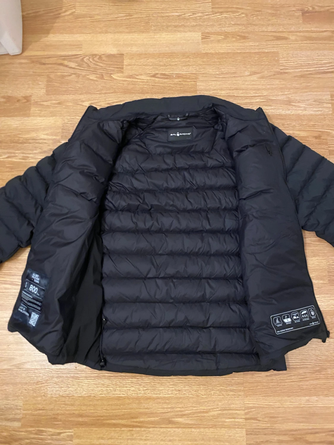 Svart dunjacka från Sail Racing - 2