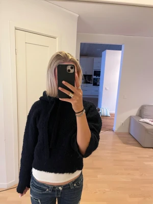 Stickad hoodie  - Stickadhoodie i marinblå färg, jätte fin 💙Tjocka snören därframme 