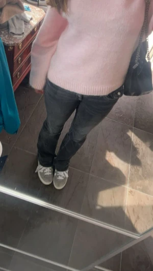 Mörkgrå lowwaist bootcut jeans - Säljer ett par mörkgrå jeans från Gina Tricot i storlek 164, ej använda mycket och fint skick. Snygga detaljer framtill 🤍