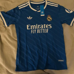 Real Madrid - Mbappé tröja - Real Madrids bortatröja för 2025/26 med Kylian Mbappé på ryggen🔵⚪️ Helt nyskick med prislappen kvar Storlek: S