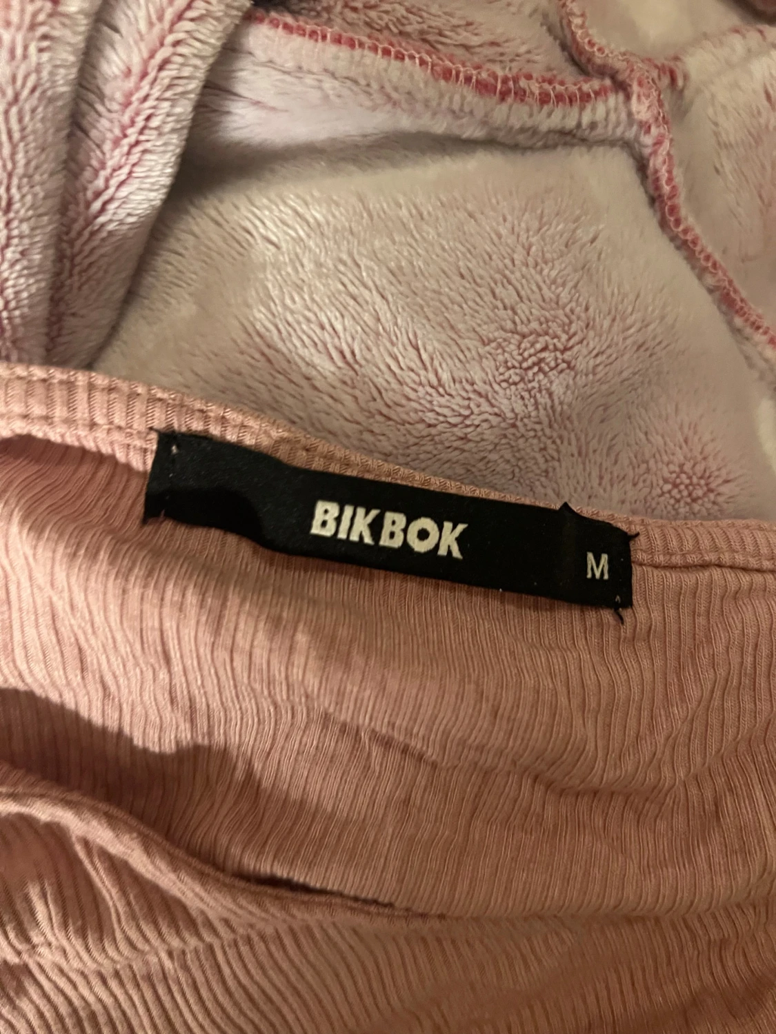 Rosa croppad långärmad topp BikBok - 1