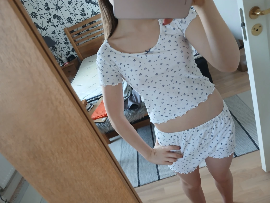 Vita blommiga shorts med volangkant