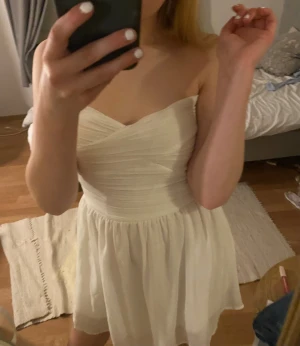 Studentklänning🥂 - storleken är oklar står 12, men den är för liten för mig som vanligtvis har 34,36 passar nog någon som har storlek 32 eller xxs i vanliga fall skulle jag gissa💞går inte att dra upp dragkedjan där bak för mig så därav säljer jag. Klänningen har inbyggd bh så det är perfekt🤩