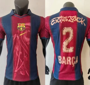Barça x Travis Scott fotbollströja - Unik fotbollströja i röd och blå med FC Barcelona-emblem på bröstet och Cactus Jack-grafik på ryggen. Nummer 2 och texten BARÇA på baksidan. Klassisk krage och korta ärmar. Perfekt för dig som vill sticka ut på planen eller gatan.