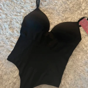 H&M body populär & slutsåld! - Storlek S body!!från H&M , supersnygg🤩Slutsåld!!💞Ny med lappar på🫶🏼