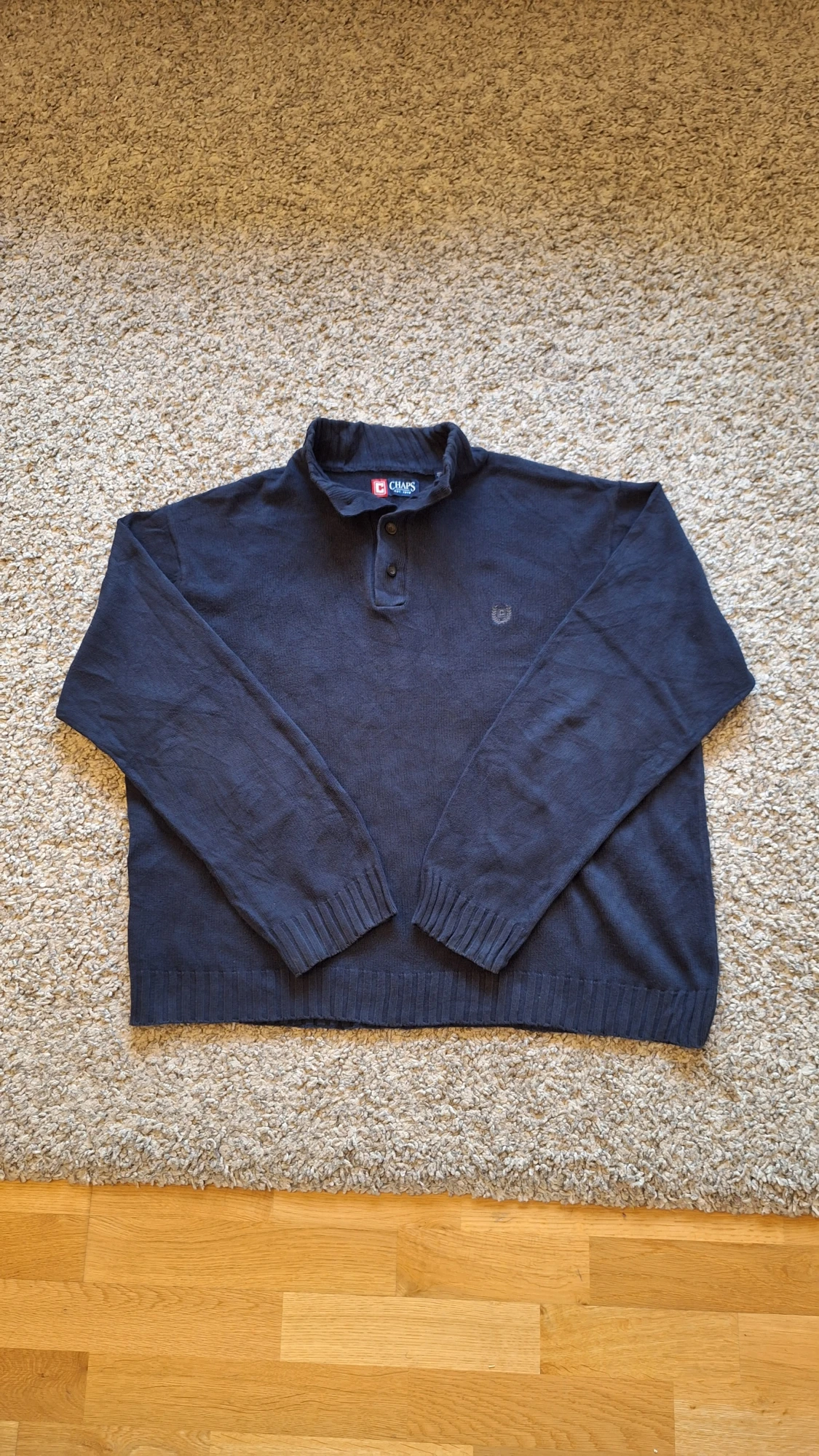Marinblå stickad tröja från CHAPS med halvpolokrage och knappar