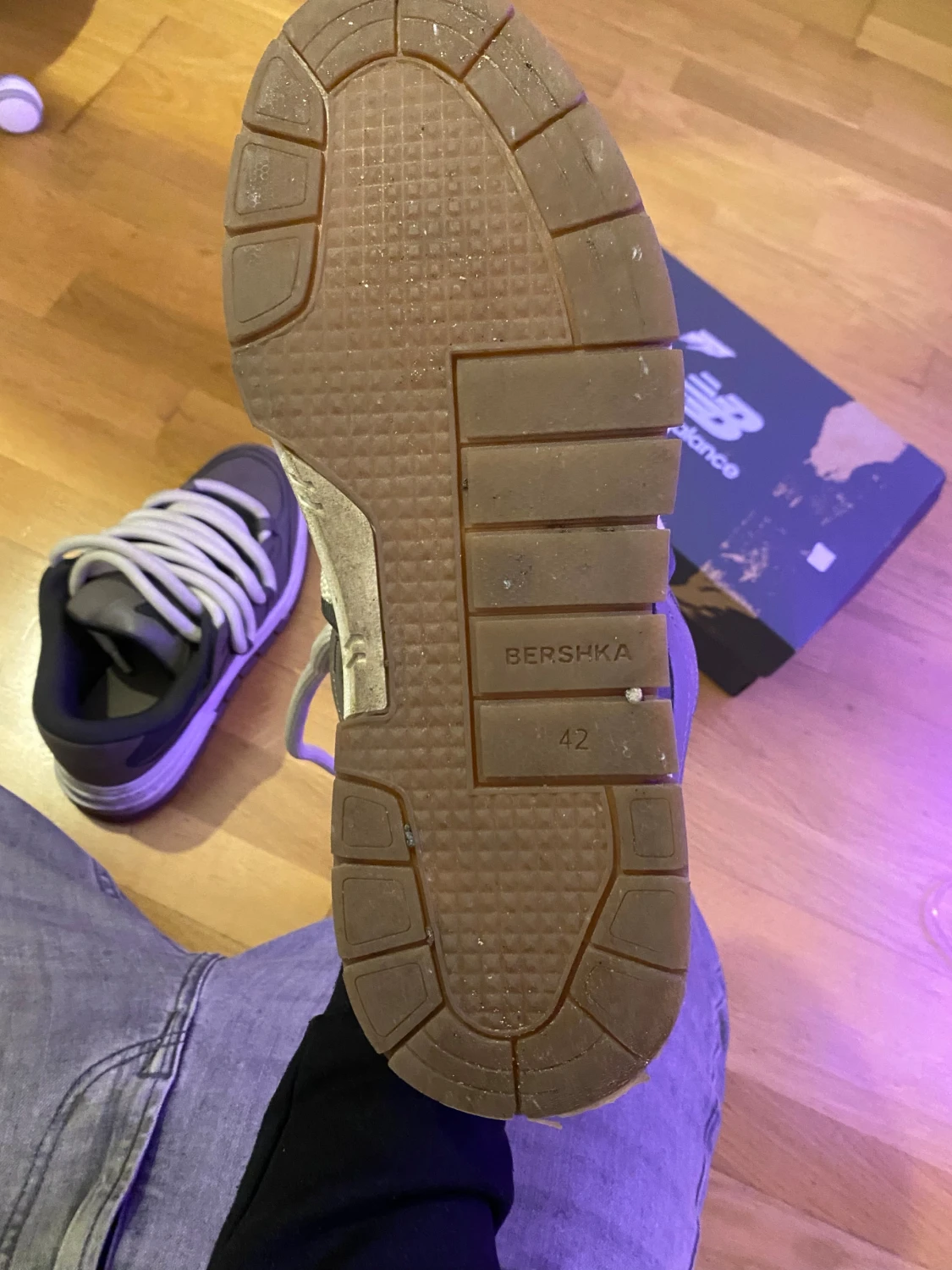 Chunky grå sneakers med vita snören - 4