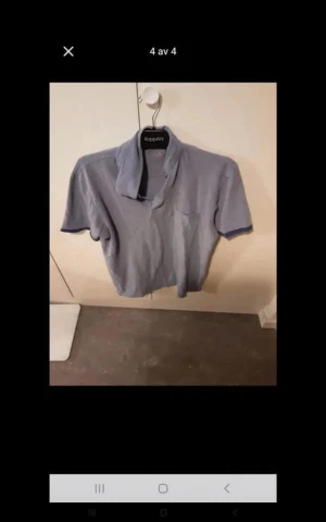 Ljusblå kortärmad skjorta KappAhl - Ljusblå skjorta från KappAhl med klassisk krage och korta ärmar. Skjortan har en bröstficka och är tillverkad i mjukt bomullstyg. Enkel och stilren design som passar perfekt till jeans eller shorts.