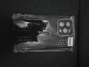 iPhone 14 Pro Max Skal - Nytt och oanvänt skyddsskal för iPhone 14 Pro Max, levereras i originalförpackning. Svart färg med förstärkt kameraskydd och modern design. Perfekt passform och extra skydd för din mobil. Inga synliga defekter eller slitage.