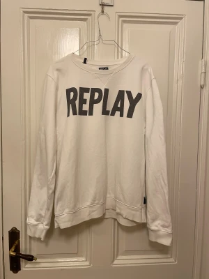 Replay  - Säljer en stilren och bekväm sweatshirt från Replay, i riktigt fint skick och knappt använd. Mjuk, snygg och perfekt för både vardag och chill-dagar. Öppen för prisförslag, skriv gärna!
