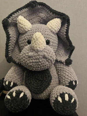 Dinosaurie  - Jag har virkat en dinosaurie, och säljer nu denna😊