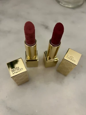 Estée Lauder läppstift 2 st - Två st Estée Lauder läppstift i nyansen Magic Bouquet och Red Velvet i fullstor storlek. 