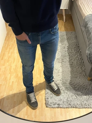 Replay Anbass Slim Fit Jeans Med Slitningar - Replay Anbass Slim Fit Jeans Med Slitningar | Storlek: 31/34, passar dig runt 190 cm | Skick: 8/10, använda men finns inga större defekter | Bara att skriva vid funderingar✍️