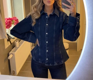 Jeansskjorta  - Fin lite tjockare jeansskjorta. Använd ett fåtal gånger!