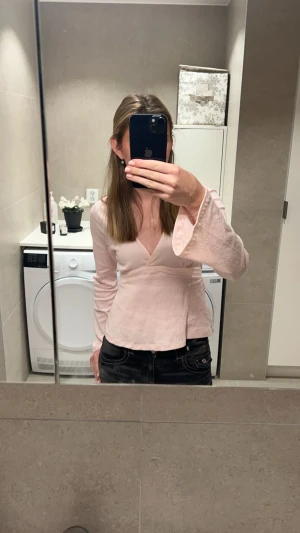 Ljusrosa långärmad topp  - Ljusrosa v- ringad långärmad med knytning i ryggen och vida ärmar. Den är sparsamt använder och därmed o toppen skick.💗