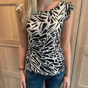 Zebramönstrad topp - Snygg topp från H&M i strl xs (passar också S). Materialet är mjukt och lite stretchigt