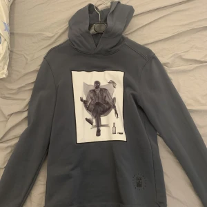 Limitato hoodie  - Storlek :m  Skick 9/10  Använd få tal gånger och är i grymt skick. Säljes på grund av att den inte passar mig så bra! Ny pris 3500kr. 