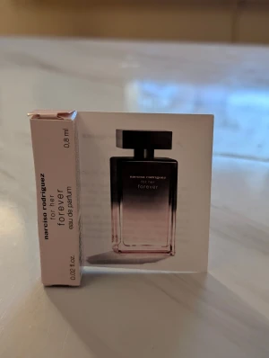 Narciso Rodriguez For Her Forever - Testa Narciso Rodriguez for her forever eau de parfum i en smidig 0,8 ml provflaska. Perfekt att ta med i väskan och upptäcka en ny favoritdoft. Snygg och modern design som passar dig som gillar stilrena detaljer.