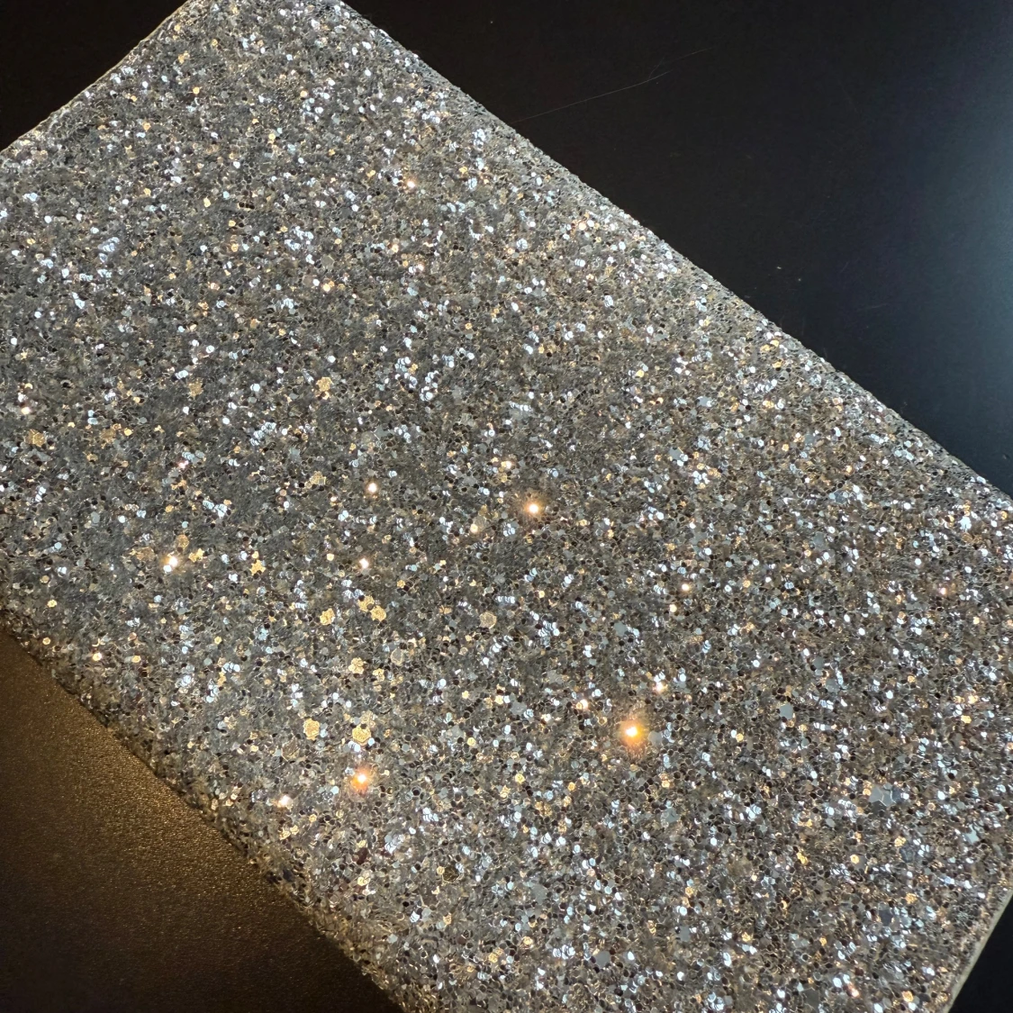 Glittrig silver kuvertväska med kedja - 1