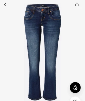 Mörkblå bootcut jeans från LTB - Snygga mörkblå jeans från LTB med klassisk bootcut-passform och kontrastsömmar. Jeansen har låg midja, fem fickor och subtila slitningar framtill för en cool look. Tillverkade i stretchig denim som sitter skönt hela dagen. Waist 27, längd 30.