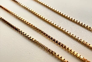Halskedja Venezia, längd: 44cm, bredd: 1mm, förgylld, Balestra för Guldfynd, 925 silver, Vikt: 2,2g. - Halskedja Venezia, längd: 44cm, bredd: 1mm, förgylld, Balestra för Guldfynd, 925 silver, Vikt: 2,2g.