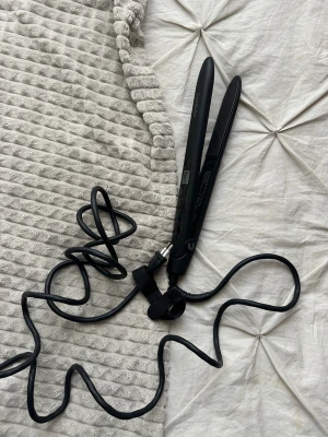 CeraBullet+ Plattång - CeraBulle plattång i svart med justerbara värmeinställningar. Kabel och knappar i mycket bra skick, inga  defekter eller slitage. 