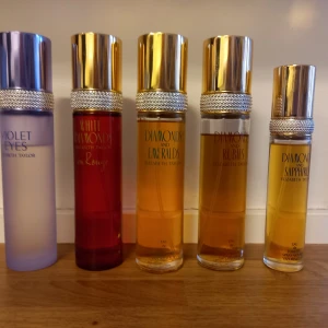 Elizabeth Taylor split💎 - Splittar mina Elizabeth Taylor parfymer i glasdekanter med spray ✨️3 ml-25 kr,5 ml-32 kr,10 ml-50 kr✨️Följande dofter finns🔅Violet eyes🔅White diamonds en rouge🔅Diamonds and emeralds🔅Diamonds and rubies🔅Diamonds and sapphires ✨️Skriv vilka du önskar så lägger jag ut som ett nytt paket✨️Obs säljer ej hela flaskan ✨️Se gärna mina andra annonser; splittar flera olika märken, kan samfrakta 