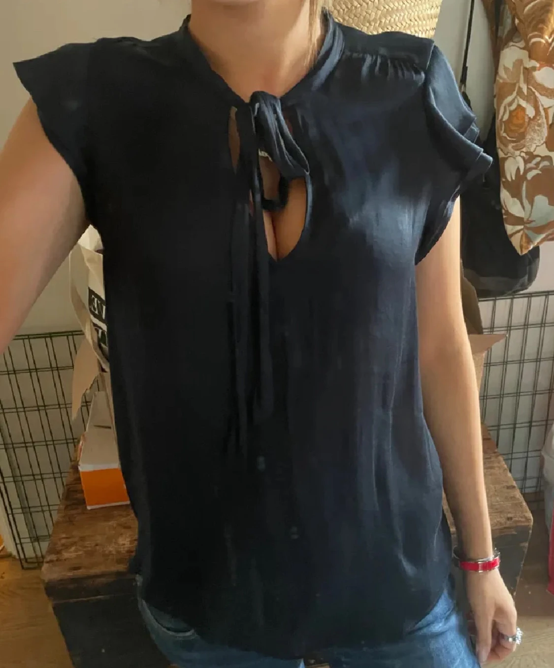 Marinblå blus med knyt i halsen