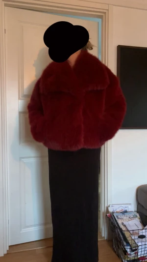 Fin vinröd ”päls” jacka  - Säljer denna sköna jacka. Aldrig använd💕den har fickor och är väldigt varm, går även att knäppa💕