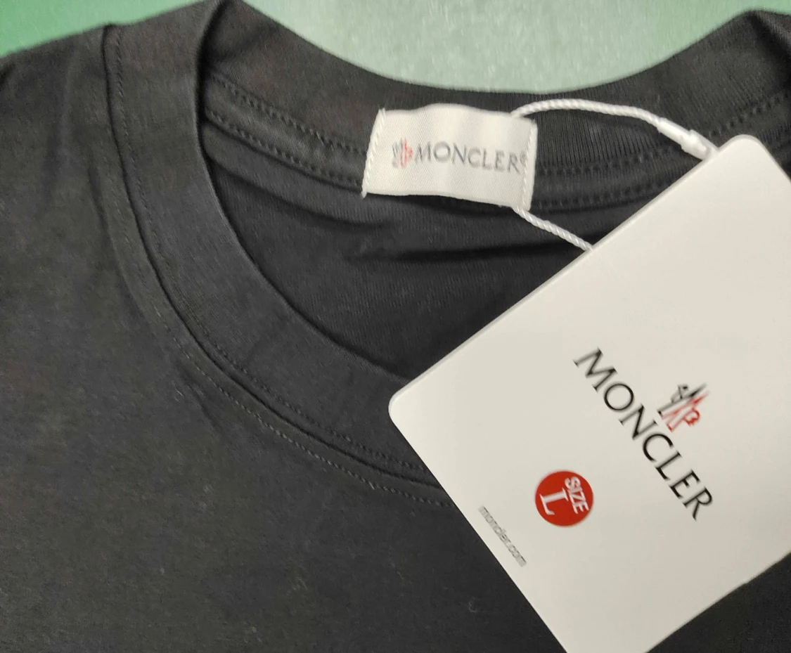 Svart tröja från välkänt märke - 2