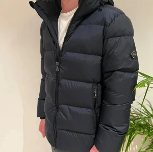 J.Lindberg vinterjacka M - J.Lindeberg vinterjacka | Denna modell har slutats sälja där nypris var ca 5000kr | Skick: 10/10 (prislapparna är ryckta, använt 2-3 gånger ) | Storlek - L (fits M/ L) | Pris - 3150kr | Fraktar via postnord eller instabox på köparens bekostnad | Hör av dig vid minsta fråga eller fundering!