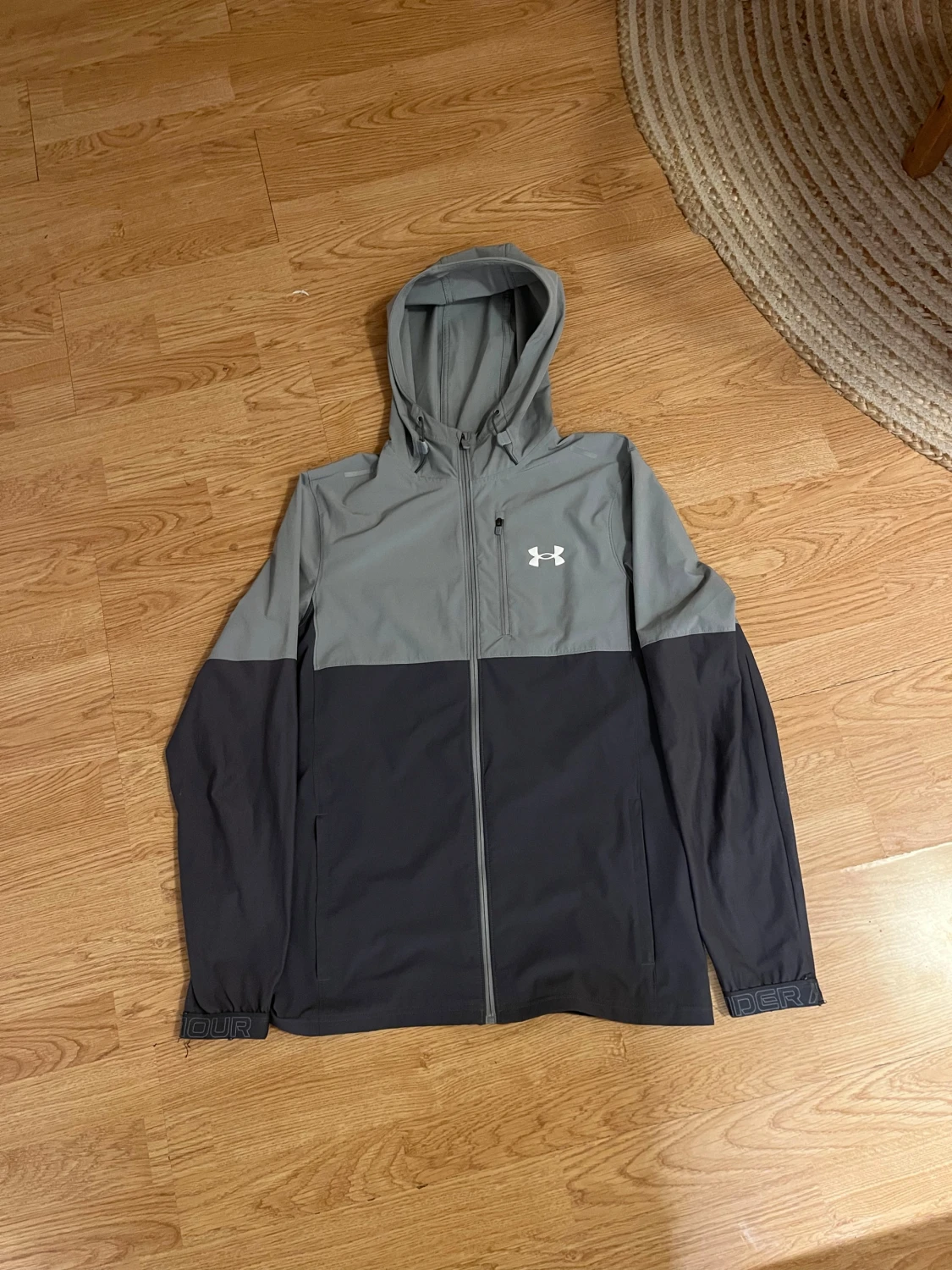 Grå och svart vindjacka från Under Armour