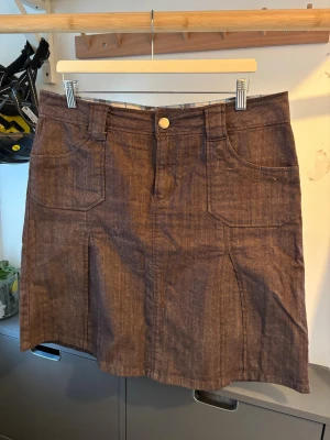 Brun kjol - En jättesnygg brun kjol från märket ”isolde” ✨ Längden är medium - på mig tar den slut vid knäna (är 164cm). Den är i fint skick och är i 98% bomull och 2% elastan. Plagget tvättad självklart innan den skickas iväg 💗