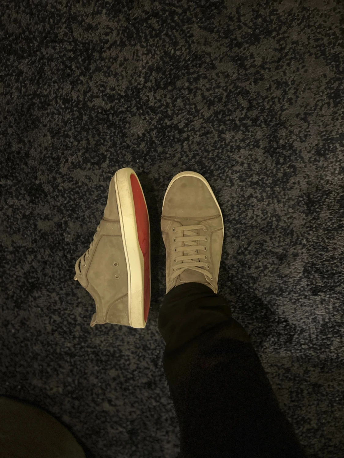 Grå mockasneakers från Louboutin, strl 43